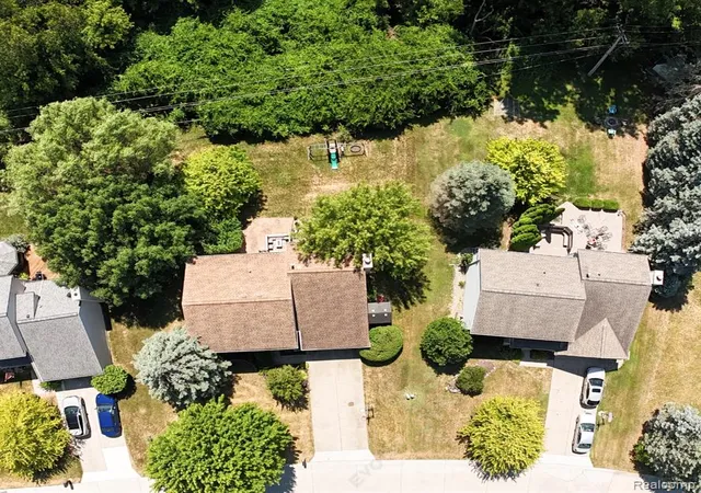 20th image of 552 Whitney Dr, Rochester Hills, MI 48307 | MLS# 61019130