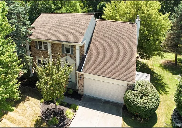 2nd image of 552 Whitney Dr, Rochester Hills, MI 48307 | MLS# 61019130