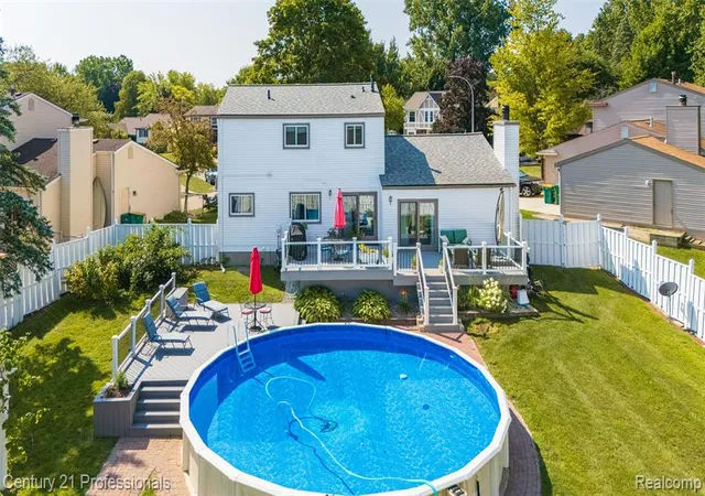 2nd image of 808 Oak Ridge Ct, Brighton, MI 48116 | MLS# 61018171