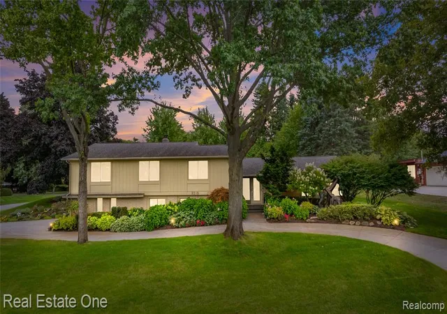 Photo 2 of Sale Pending at 3205 Parkland Dr, West Bloomfield, MI 48322 1830 | MLS# 61024563 | Listing updated on 2026-09-11