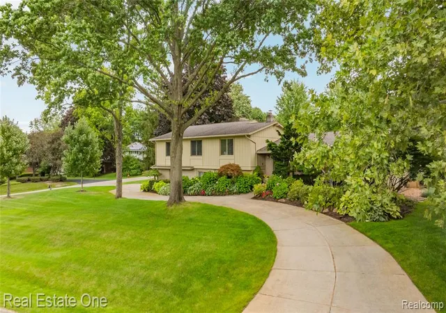 Photo 3 of Sale Pending at 3205 Parkland Dr, West Bloomfield, MI 48322 1830 | MLS# 61024563 | Listing updated on 2026-09-11