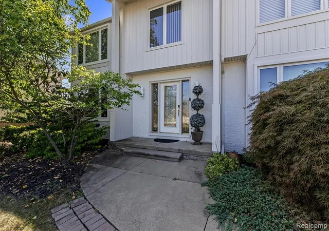 5th image of 5474 Maple Leaf Ct, West Bloomfield, MI 48322 3339 | MLS# 61023667
