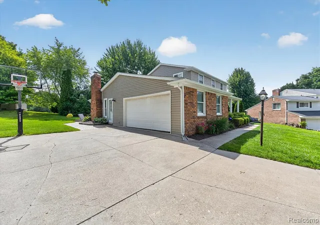 Homes for sale in Farmington Hills, MI | 31136 Carriage Hill Ct, Farmington Hills, MI 48331 | MLS# 61007591