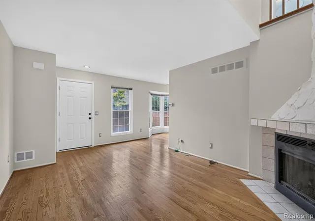 Listing Photo 5 - Condo for sale in building located at 22204 Pondview, Novi, MI 48375