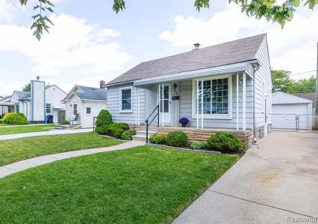 Photo 3 of Sale Pending at 3929 17th St, Wyandotte, MI 48192 6445 | MLS# 61024068 | Listing updated on 2026-09-12