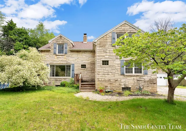 2nd image of 15008 Lakeshore Dr, Grand Haven, MI 49417 | MLS# 70525049