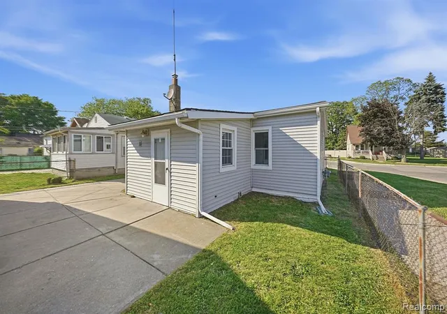 Homes for sale in Eastpointe, MI | 14890 Collinson Ave, Eastpointe, MI 48021 | MLS# 60999368