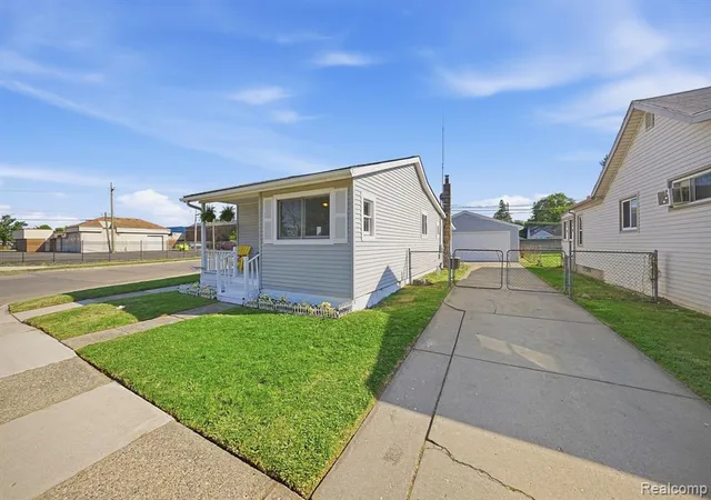 Homes for sale in Eastpointe, MI | 14890 Collinson Ave, Eastpointe, MI 48021 | MLS# 60999368