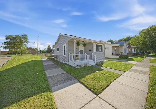 Homes for sale in Eastpointe, MI | 14890 Collinson Ave, Eastpointe, MI 48021 | MLS# 60999368