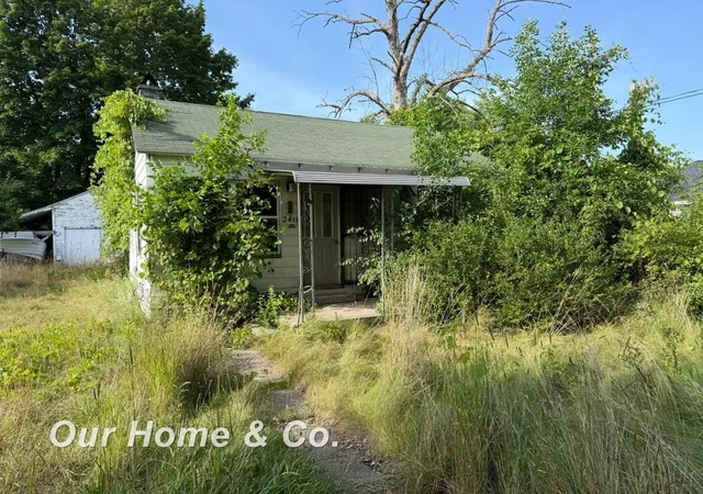 Homes for sale in Saginaw, MI | 2411 Troy St, Saginaw, MI 48601 | MLS# 50175884