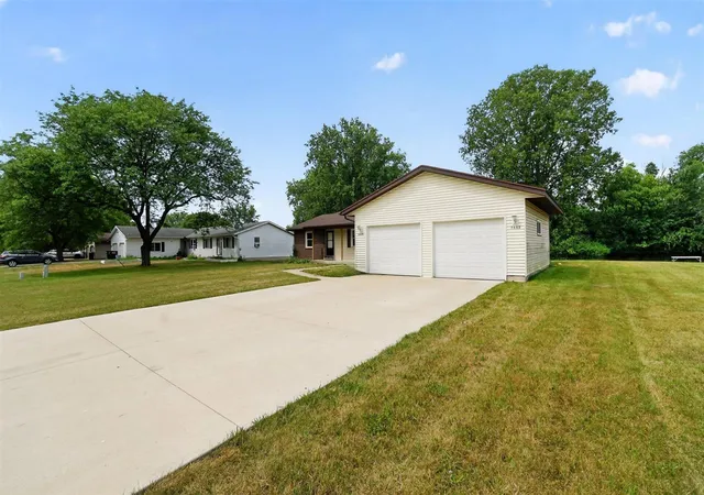 Photo 3 of Sale Pending at 2665 Ridgecroft Dr, Grand Rapids, MI 49546 | MLS# 70544384 | Listing updated on 2026-08-05