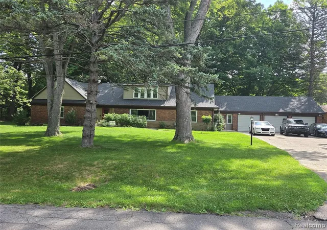 2nd image of 24100 Tamarack Trl, Southfield, MI 48075 | MLS# 61021500