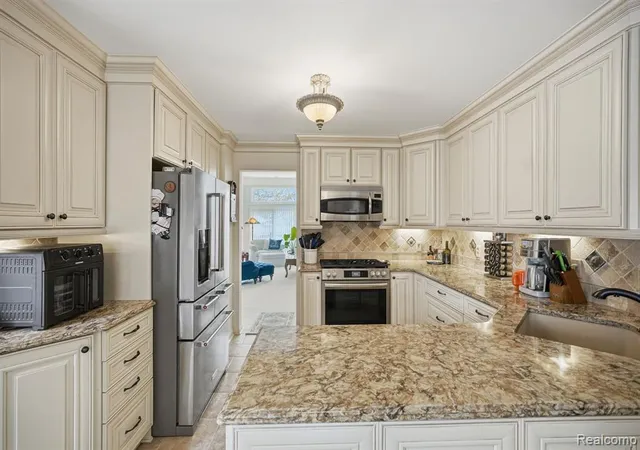 Listing Photo 5 - Condo for sale in building located at 42626 Christina Dr, Sterling Heights, MI 48313