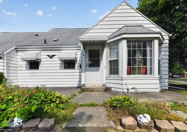 Photo 4 of Single family home for sale at 1114 Burlington Dr, Mount Clemens, MI 48043 | MLS# 50215845 | Listing updated on 2026-08-06