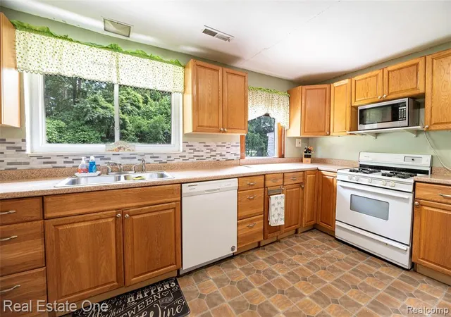 5th image of 875 S Grey Rd, Auburn Hills, MI 48326 | MLS# 61008533
