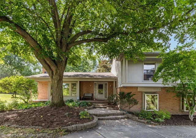 Photo 1 of Sale Pending at 28107 New Bedford Dr, Farmington Hills, MI 48334 3222 | MLS# 61025287 | Listing updated on 2026-09-02