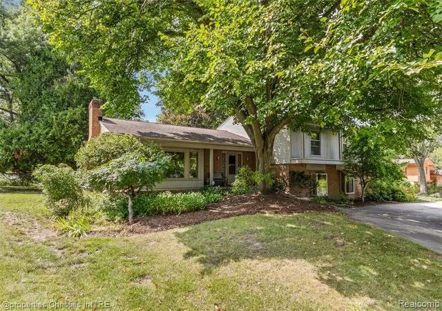 Photo 2 of Sale Pending at 28107 New Bedford Dr, Farmington Hills, MI 48334 3222 | MLS# 61025287 | Listing updated on 2026-09-02