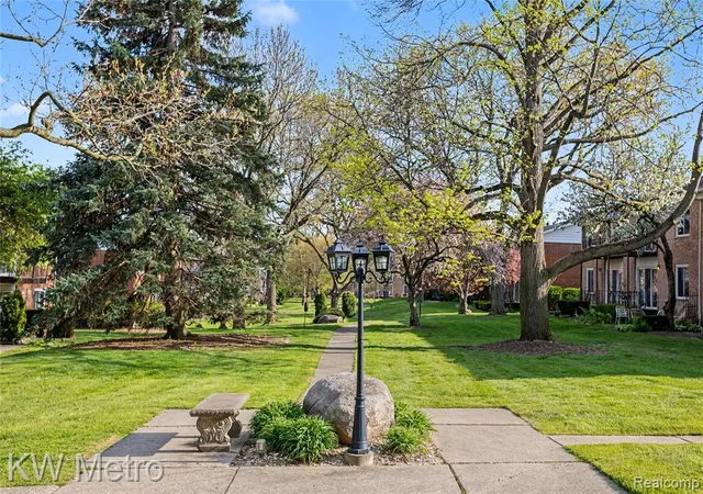 Homes for sale in Bloomfield Hills, MI | 2471 Mulberry Square, Bloomfield Hills, MI 48302 | Houzeo