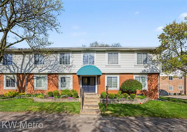 Homes for sale in Bloomfield Hills, MI | 2471 Mulberry Sq #15, Bloomfield Hills, MI 48302 | MLS# 61008073
