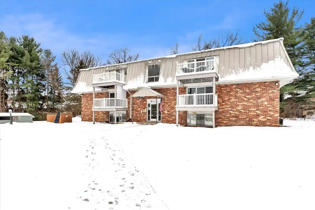 Listing Photo 2 - Condo for sale in 6716 Cascade Rd located at 6716 Cascade Rd, Grand Rapids, MI 49546 - Unit #46