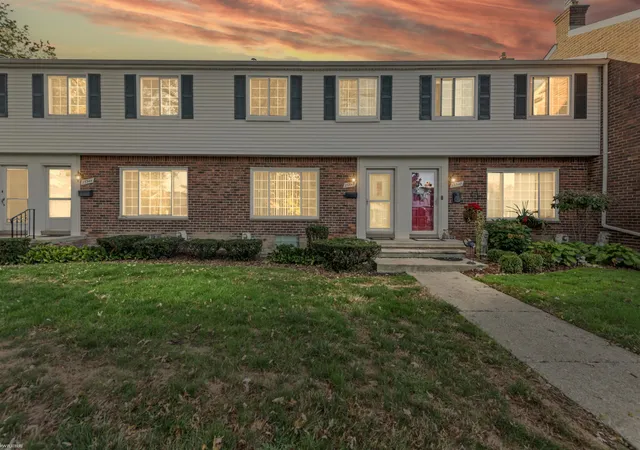 Photo 2 of Sale Pending at 23342 Edsel Ford Ct, Saint Clair Shores, MI 48080 | MLS# 50190148 | Listing updated on 2025-10-21