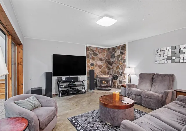 Photo 4 of Single family home for sale at 332 N Warner Ave, Fremont, MI 49412 | MLS# 70554195 | Listing updated on 2026-08-28