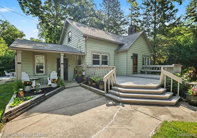 Photo 1 of Sale Pending at 6700 Pontiac Trl Rd, West Bloomfield, MI 48323 2014 | MLS# 61011261 | Listing updated on 2026-09-27