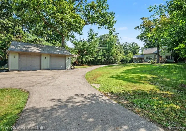 Photo 2 of Sale Pending at 6700 Pontiac Trl Rd, West Bloomfield, MI 48323 2014 | MLS# 61011261 | Listing updated on 2026-09-27