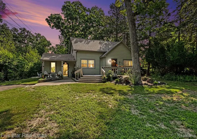 Photo 3 of Sale Pending at 6700 Pontiac Trl Rd, West Bloomfield, MI 48323 2014 | MLS# 61011261 | Listing updated on 2026-09-27