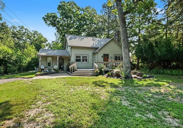 Photo 3 of Sale Pending at 6700 Pontiac Trl Rd, West Bloomfield, MI 48323 2014 | MLS# 61011261 | Listing updated on 2026-09-27