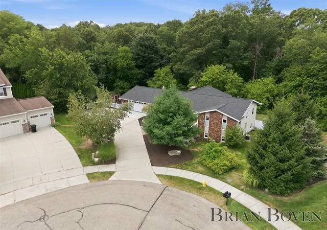 Photo 2 of Sale Pending at 2704 Copper Hl Dr, Grand Rapids, MI 49525 | MLS# 70547964 | Listing updated on 2026-07-28