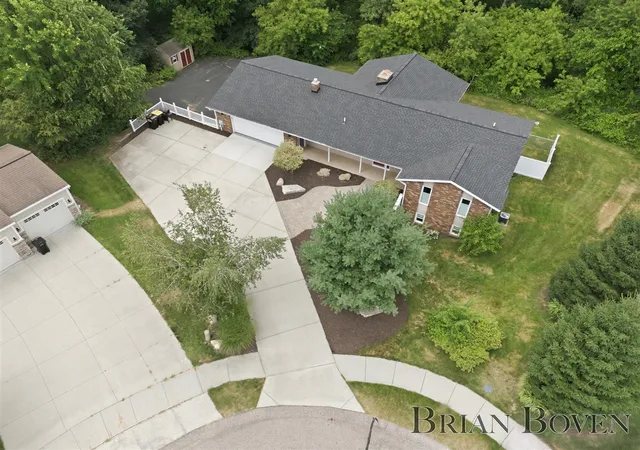 Photo 3 of Sale Pending at 2704 Copper Hl Dr, Grand Rapids, MI 49525 | MLS# 70547964 | Listing updated on 2026-07-28