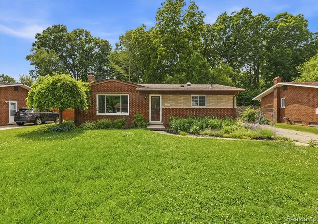 2nd image of 22159 W Brandon St, Farmington Hills, MI 48336 | MLS# 61002465
