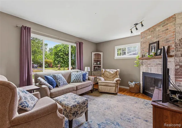 4th image of 22159 W Brandon St, Farmington Hills, MI 48336 | MLS# 61002465