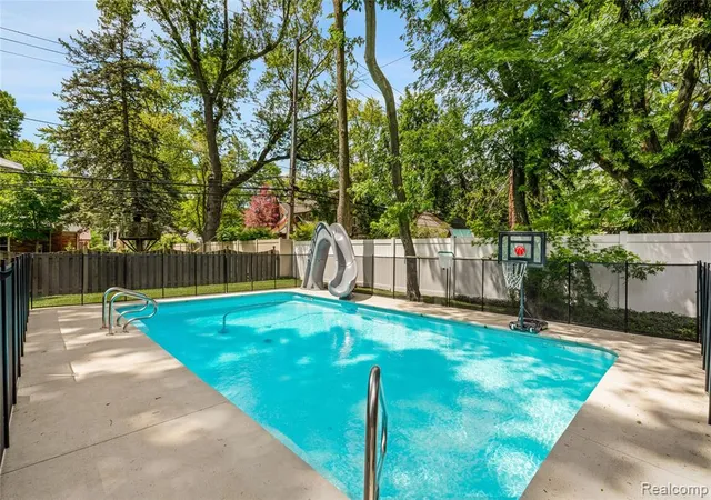 Photo 3 of Sale Pending at 1615 Earlmont Rd, Berkley, MI 48072 | MLS# 61004980 | Listing updated on 2026-07-07