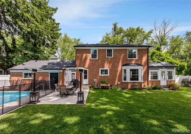 Photo 4 of Sale Pending at 1615 Earlmont Rd, Berkley, MI 48072 | MLS# 61004980 | Listing updated on 2026-07-07