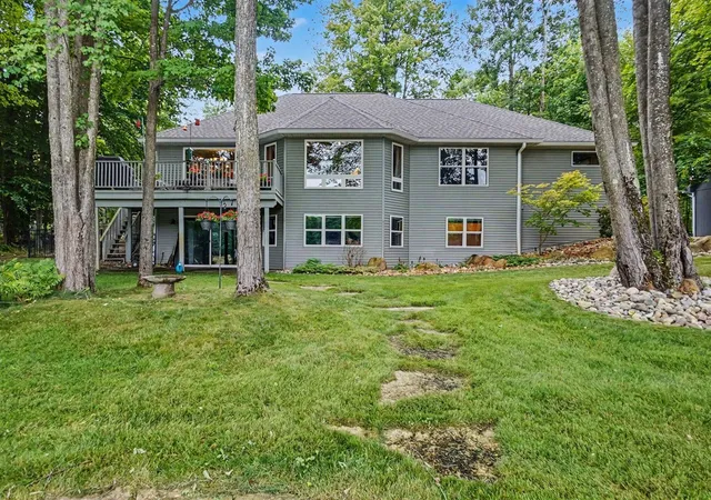 Photo 2 of Sale Pending at 9712 Fawn Lake Dr, Stanwood, MI 49346 | MLS# 70550563 | Listing updated on 2026-09-10