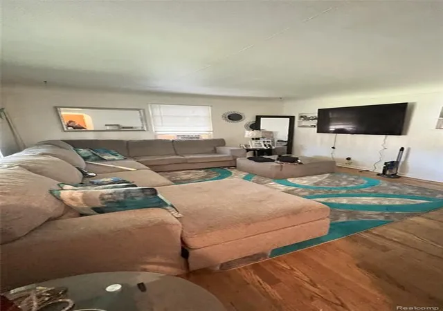 Photo 4 of Single family home for sale at 3116 Mackinaw St, Saginaw, MI 48602 | MLS# 60922834 | Listing updated on 2025-12-22