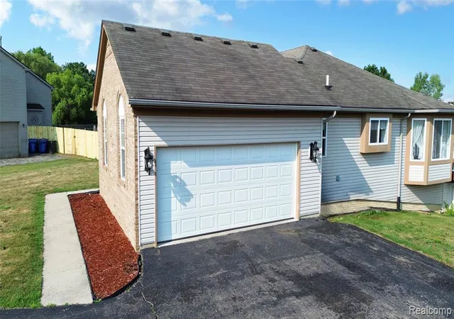 2nd image of 8032 Lark Ln, Grand Blanc, MI 48439 | MLS# 61020785