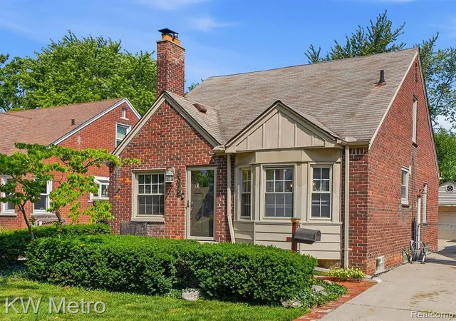2nd image of 2048 Anita Ave, Grosse Pointe Woods, MI 48236 1428 | MLS# 61024384