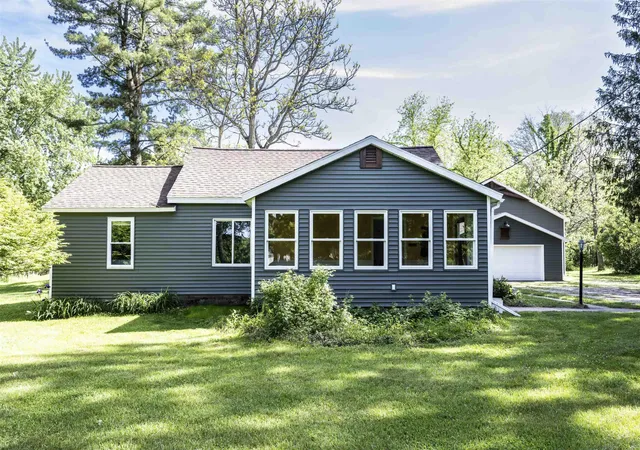 Homes for sale in Comstock Park, MI | 1516 11 Mile Ne Rd, Comstock Park, MI 49321 | MLS# 50210089