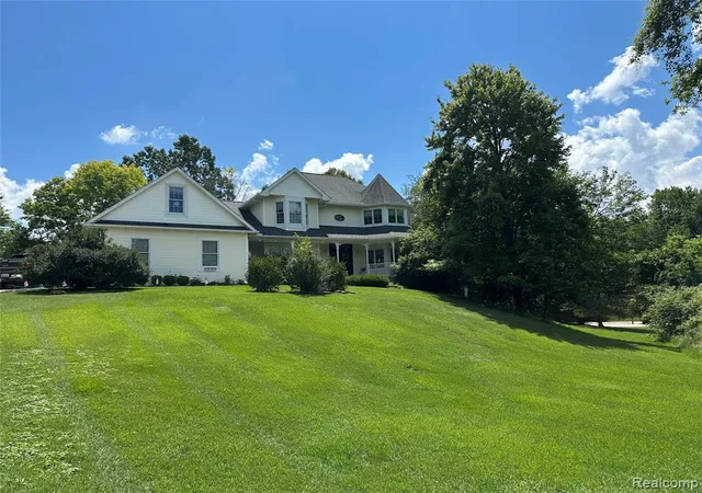 1st image of 962 Hidden Valley Dr, Lake Orion, MI 48362 1749 | MLS# 61010660