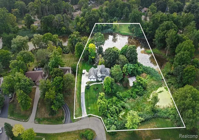 2nd image of 962 Hidden Valley Dr, Lake Orion, MI 48362 1749 | MLS# 61010660