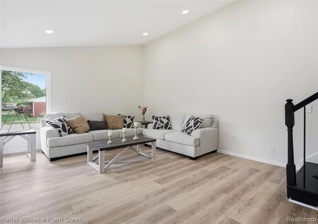 4th image of 711 Jamaica Dr, Troy, MI 48083 | MLS# 61021852