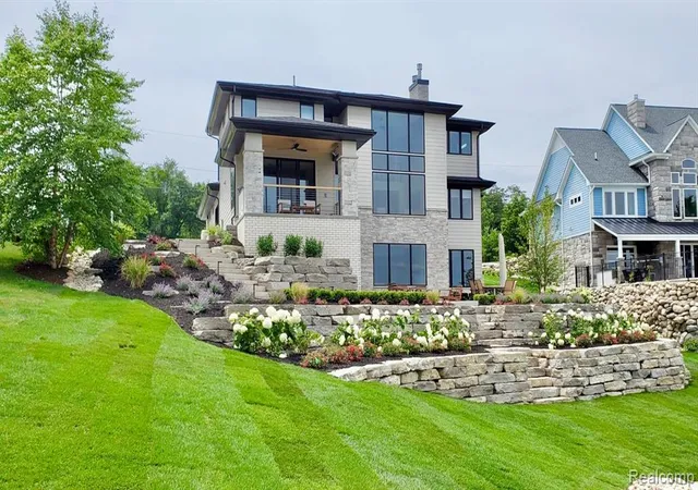 3rd image of 7020 Driftwood Dr, Fenton, MI 48430 | MLS# 60969659