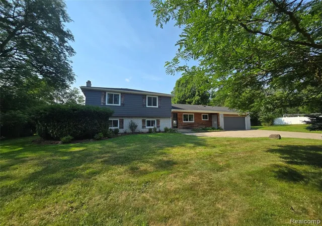 Photo 3 of Single family home for sale at 24697 S Cromwell Dr, Franklin, MI 48025 | MLS# 61016778 | Listing updated on 2026-08-01