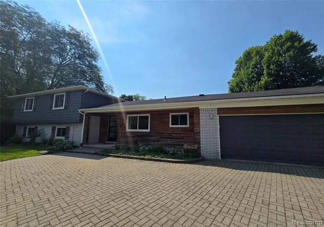 Photo 4 of Single family home for sale at 24697 S Cromwell Dr, Franklin, MI 48025 | MLS# 61016778 | Listing updated on 2026-08-01