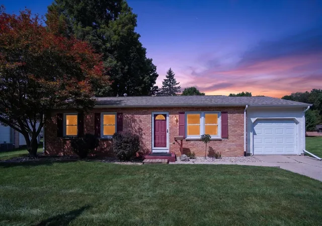 Photo 2 of Sale Pending at 565 N Madison St, Marshall, MI 49068 | MLS# 70553942 | Listing updated on 2026-08-23