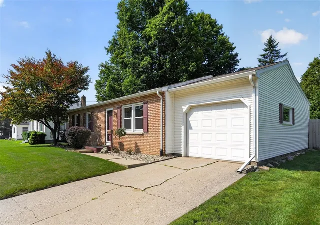 Photo 3 of Sale Pending at 565 N Madison St, Marshall, MI 49068 | MLS# 70553942 | Listing updated on 2026-08-23