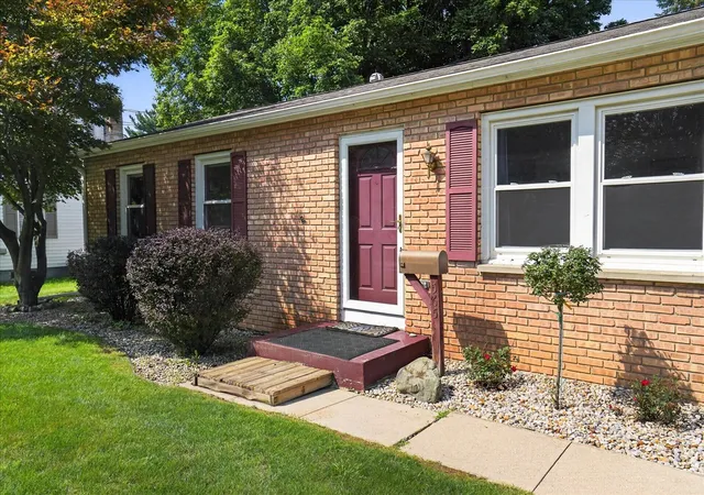 Photo 4 of Sale Pending at 565 N Madison St, Marshall, MI 49068 | MLS# 70553942 | Listing updated on 2026-08-23